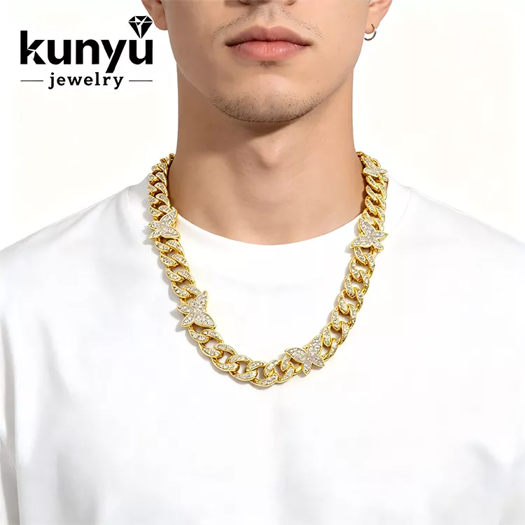 Mestský módny kubánsky náhrdelník